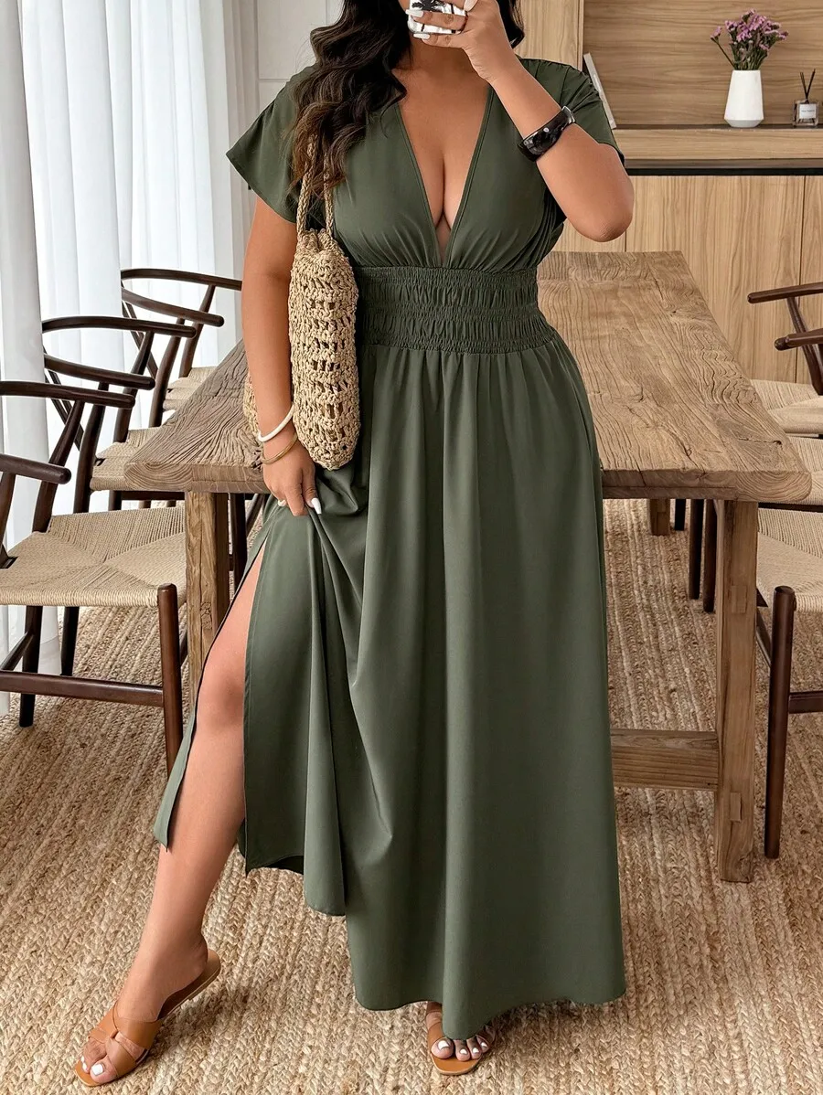 

Оливково-зеленое макси-платье с V-образным вырезом, боковым разрезом и присборенной талией