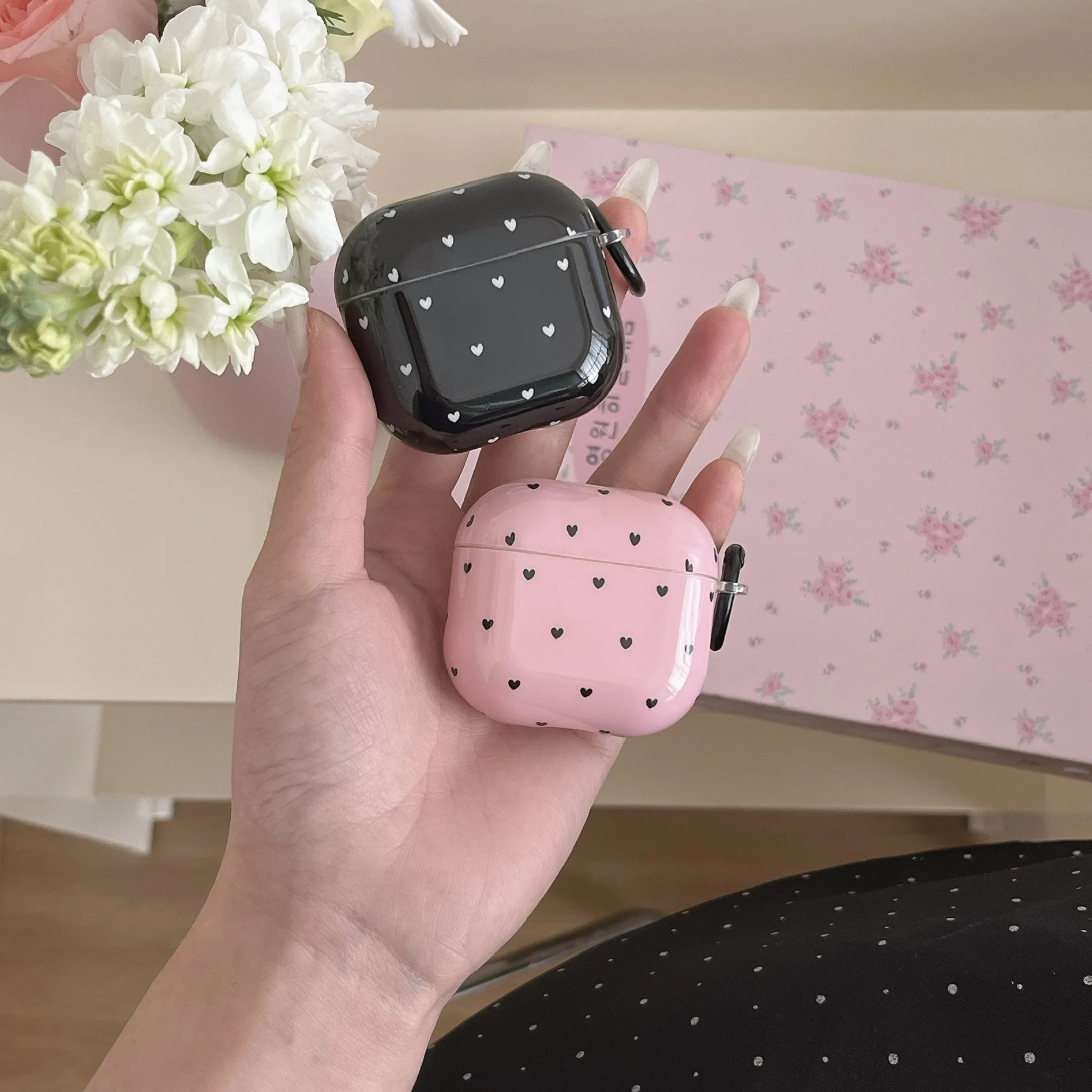 حافظة هاتف بسيطة كاملة الشاشة على شكل قلب صغير وردي وأسود بلون سادة مع غطاء حلقة سوداء لأجهزة AirPods 1 2 3 4 Pro 2 Pro 3