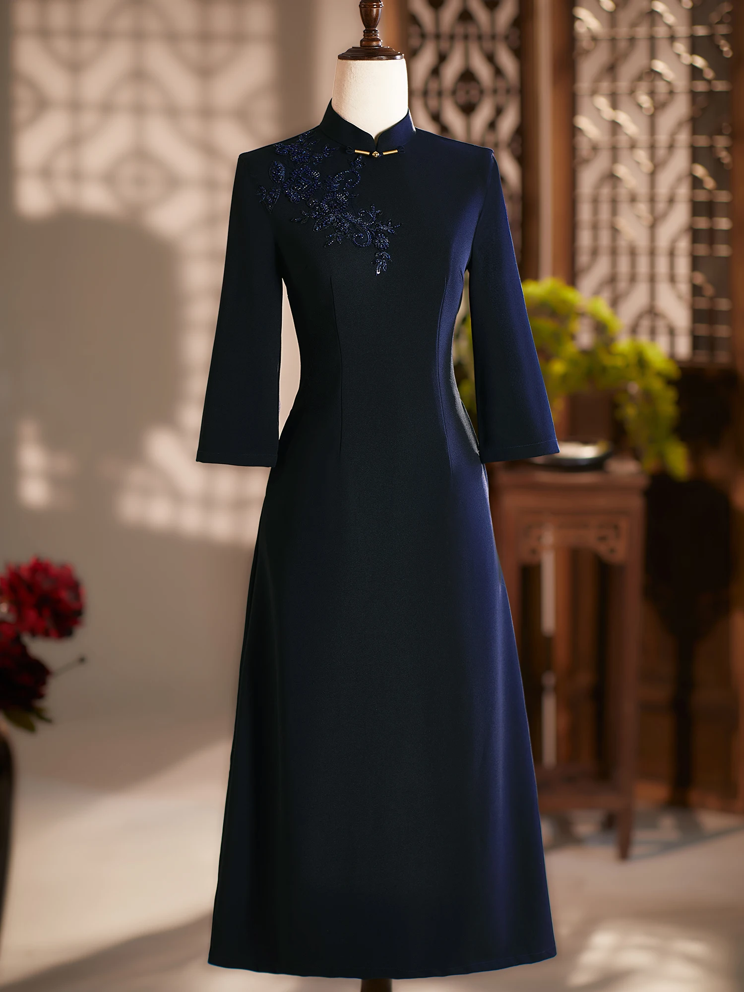 

Deep Blue Embroidered Long Sve Wedding Dr for Mother of the Bride Winter New Sle Chinese Sle Wedding Dr