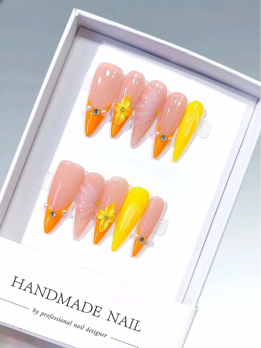 

Яркие миндалевидные ногти — 3D цветочные акценты, градиент персиково-оранжевого цвета и блестящие стразы, модные носимые ногти (D594)