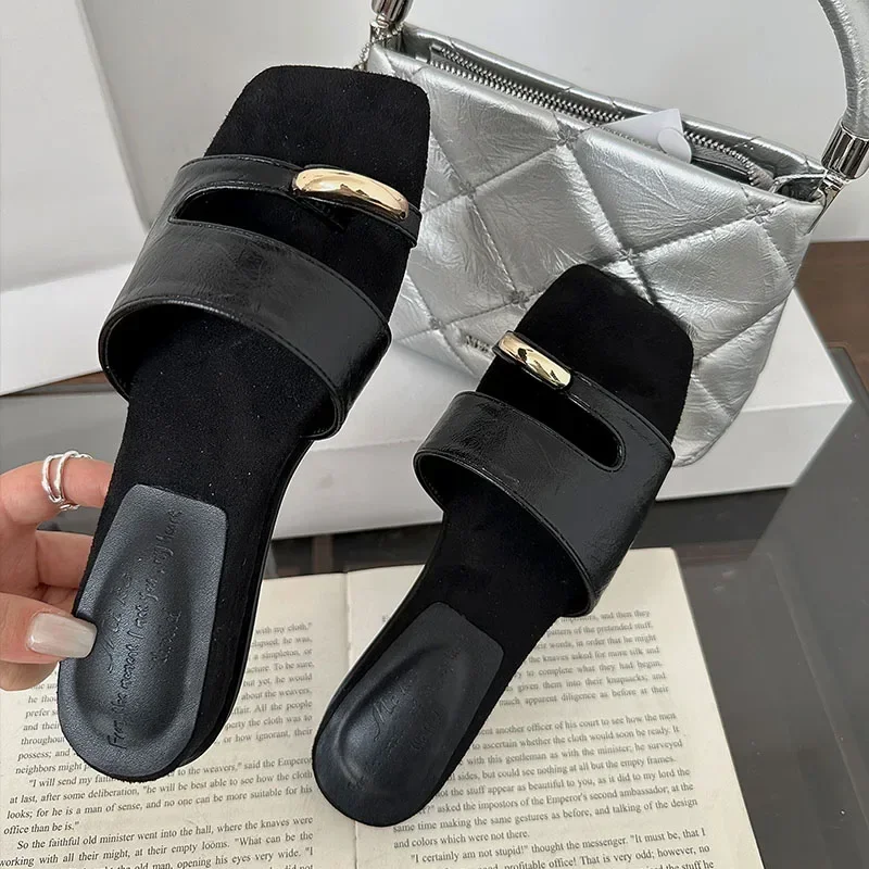 

Брендовые дизайнерские шлепанцы для женщин, модные пляжные сандалии с металлическим декором, квадратный носок, комфортные, нескользящие, летние 2025, плоские сандалии для женщин