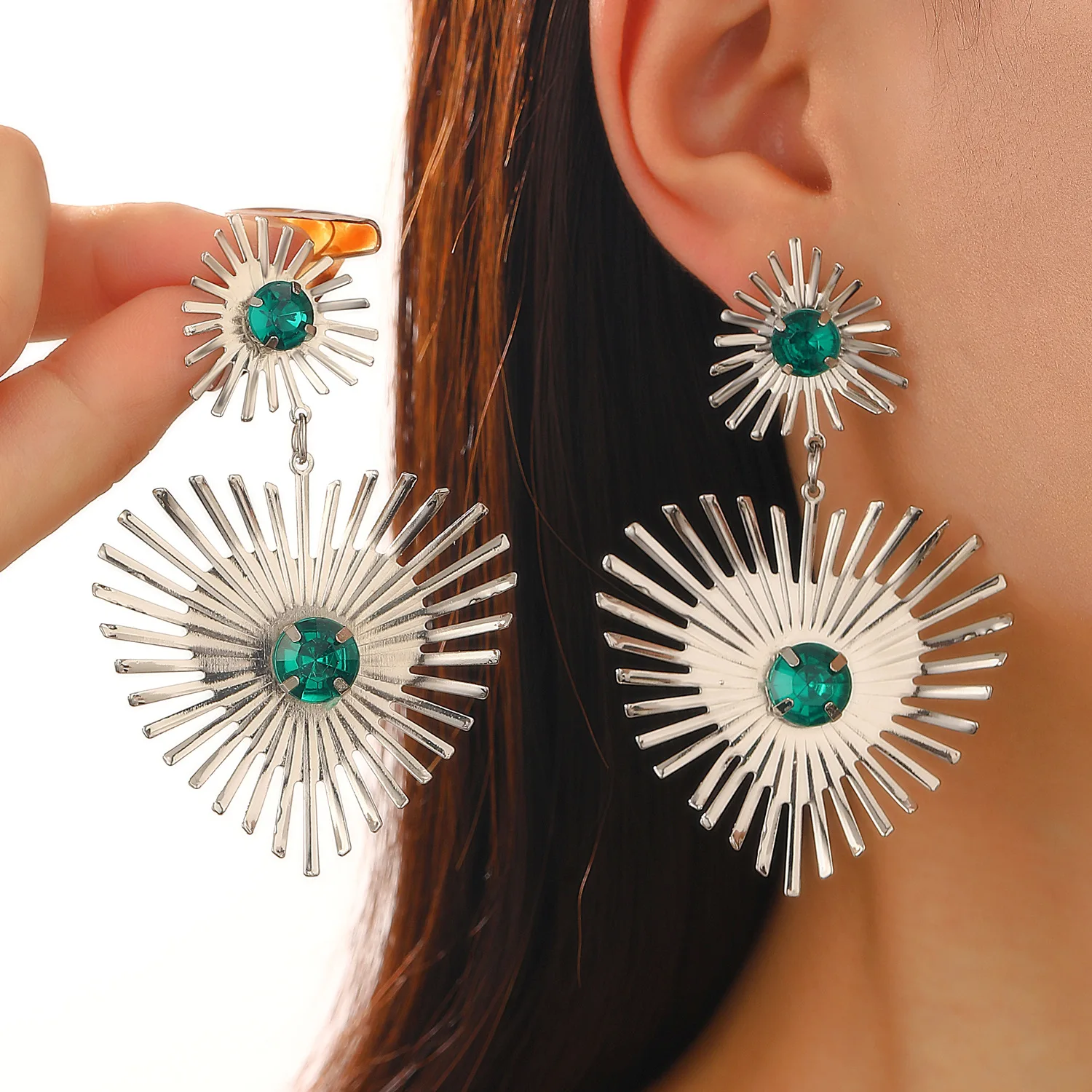 Green Rhinestone Inlaid Big Metal Drop Earrings Women\'s Exaggerated Sunflower Heart Pendant Modern Trend Statement Ear Jewelry