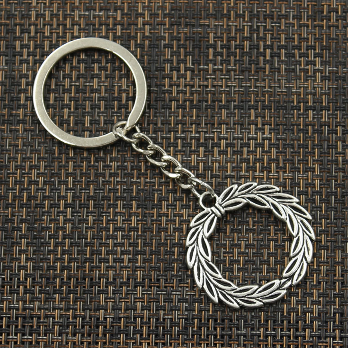 New Fashion Keychain 36x34mm Olive Branch Laurel Wreath Pendants DIY Men Silver Color Car Key Chain Ring Holder Souvenir Gift