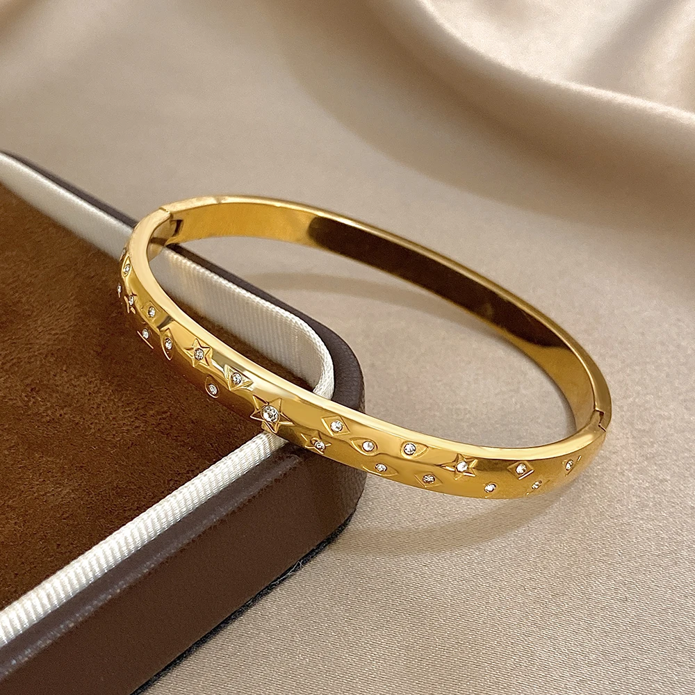 

DODOHAO Simple Stainless Steel Round Open Bracelet for Women Elegant Inlaid Zircon Carving Star Spring Bangle Waterproof Jewelry