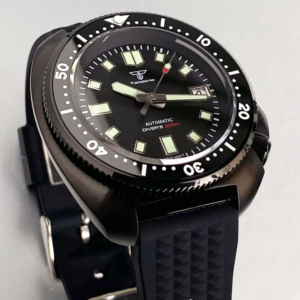 タンドリオ 44mm 機械式自動巻きメンズ腕時計 NH35A ムーブメント ブラック PVD サファイアガラス 夜光日付表示 C3 針 ラバーストラップ