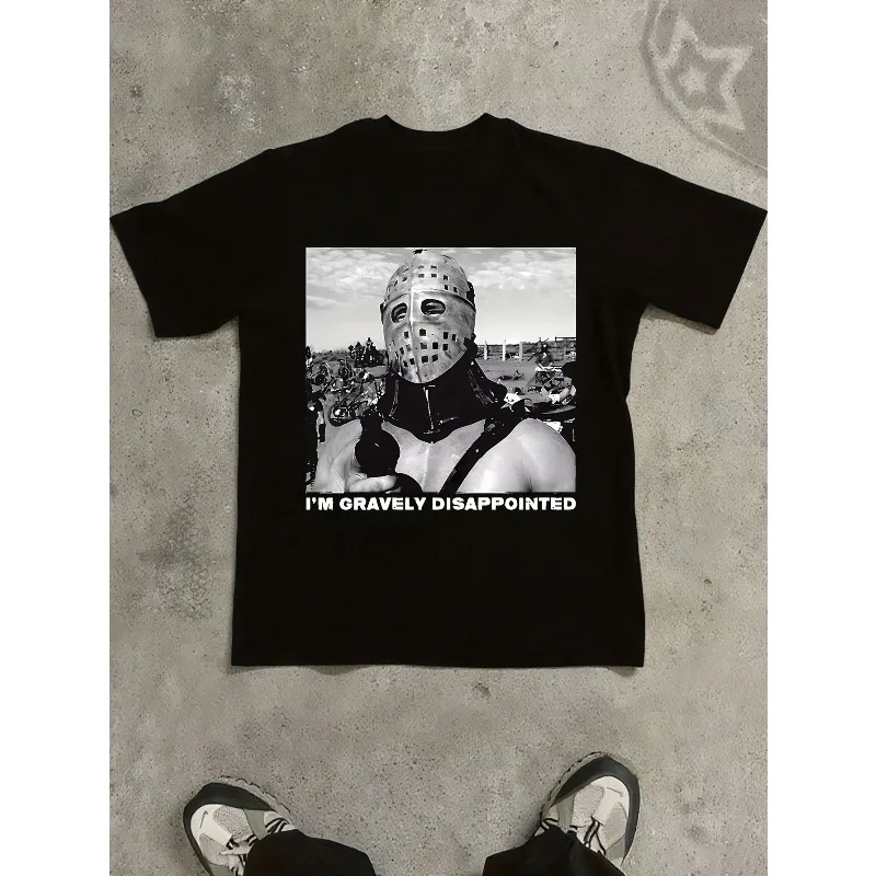 Image of Herren-T-Shirt „Mad Max The Great Humungus“ im Retro-Stil der 80er Jahre – T-Shirt mit Heavy-Metal-Muster und ikonischem Humungus-Masken-Design