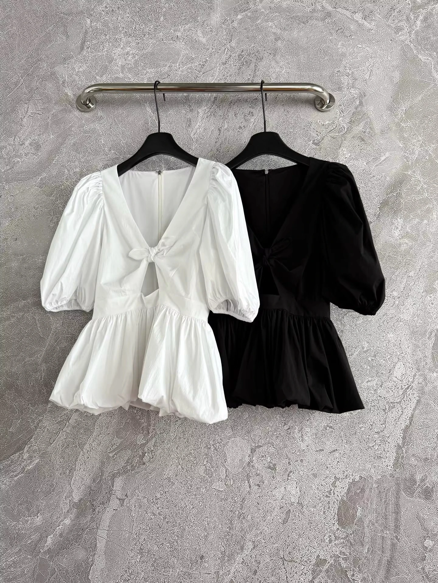 

Designer Brand New Women's Bubble Short sleeved Top, Front Chest V-neck Bow Hollow Fashion, Intellectual and Elegant Style