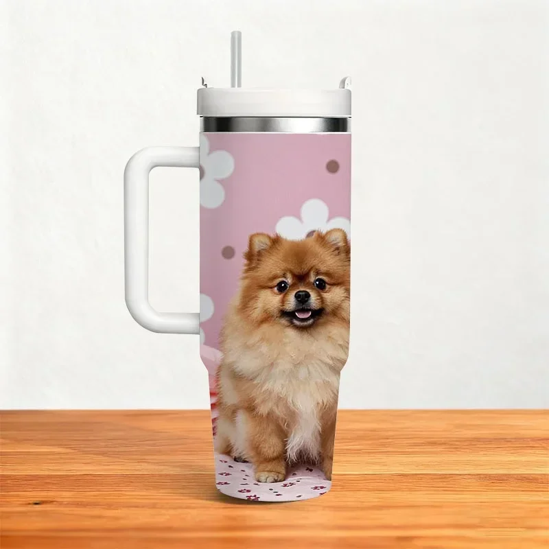 Vaso térmico de acero inoxidable de 40 oz con impresión digital, diseño de adorable pomerania marrón esponjosa sobre patrón floral rosa, taza reutilizable para bebidas frías y calientes para el transporte diario, la oficina y el uso al aire libre.
