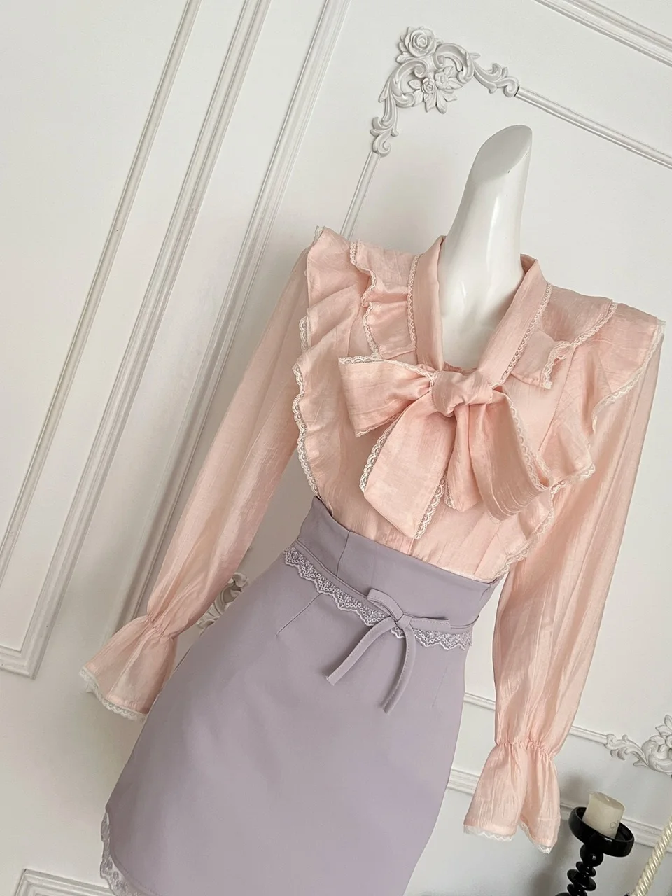 طقم أنيق من قطعتين يتكون من قميص بأسلوب حلو وتنورة عالية الخصر مع ربطة عنق، تصميم نحيف وعصري للنساء في فصل الخريف