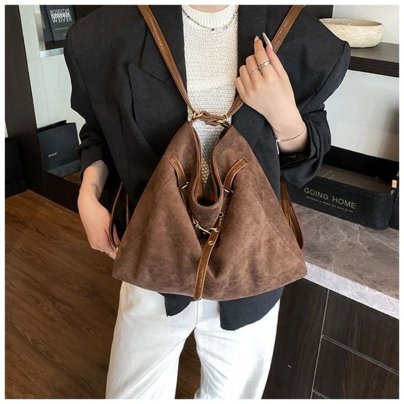 ウッドランドプリントレザーを使用したハイエンドな女性用トートバッグ。トレンディで有名な、きちんと整った、ゆったりとしたデイリールックを実現します。 ​