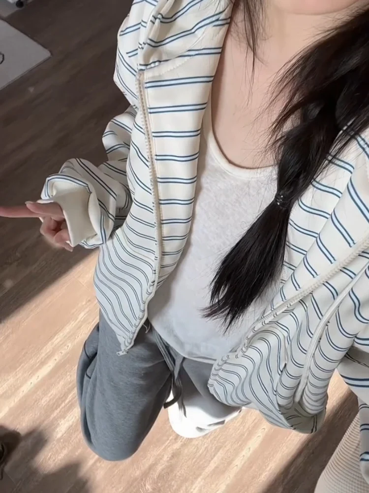 Damska bluza z kapturem oversize, rozpinana, w paski, luźny krój, wygodna, jesienna odzież wierzchnia, długi rękaw, zapinana na zamek, do pracy, elegancka.