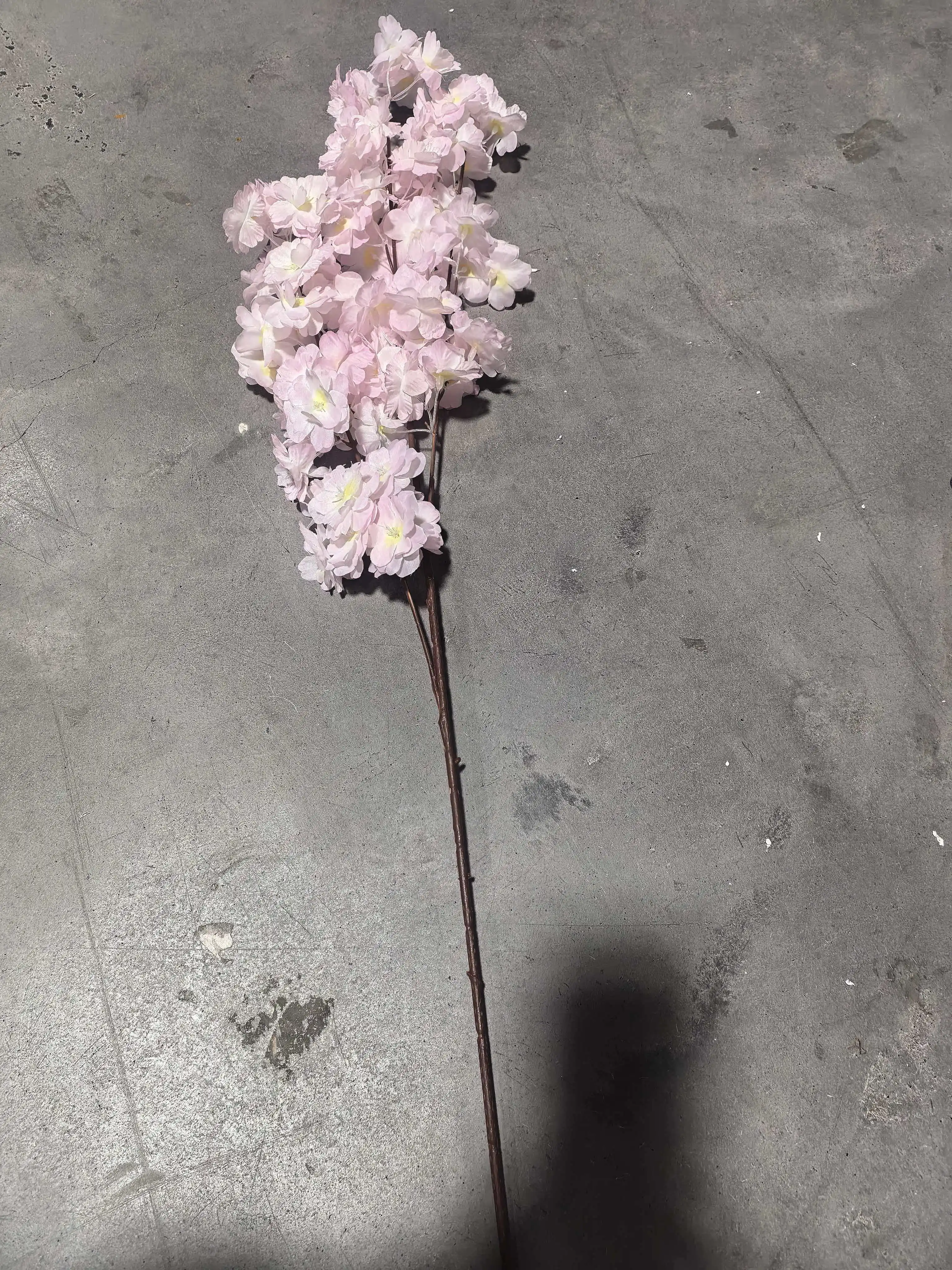 500 Stück realistische künstliche Kirschblütenzweige, handgefertigte Plastikblumen, Hochzeits-, Valentinstags- und Partydekoration. – Detail 16