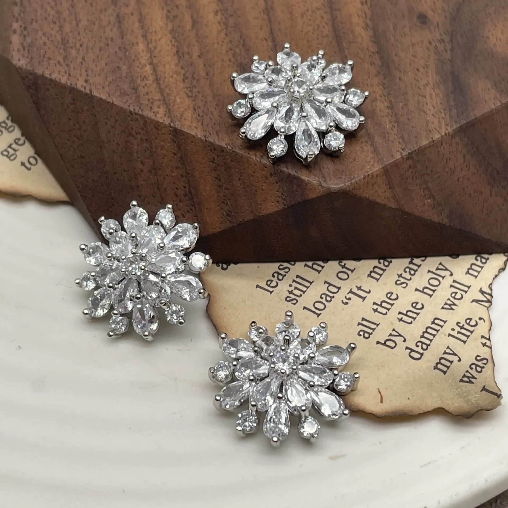 5pc/lot Zircon Snowflake Design Shank Buttons Of Clothing High Quality Luxury Metal Fashion Decor Button For Sewing DIY