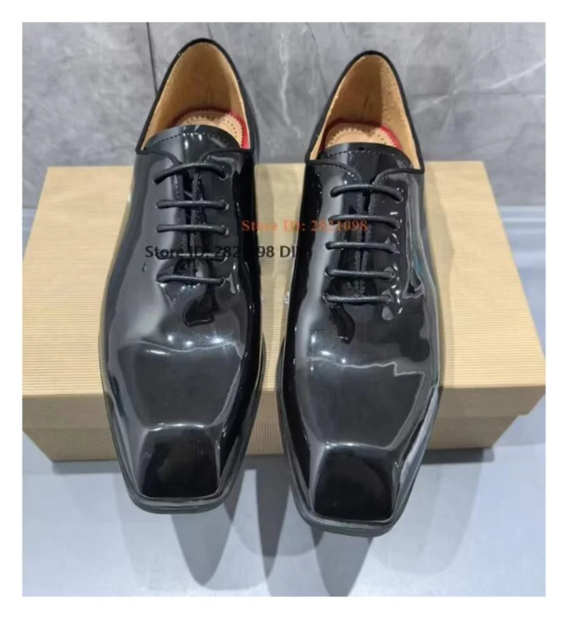 حذاء أسود من الجلد اللامع بمقدمة مربعة وأربطة سهل الارتداء للرجال