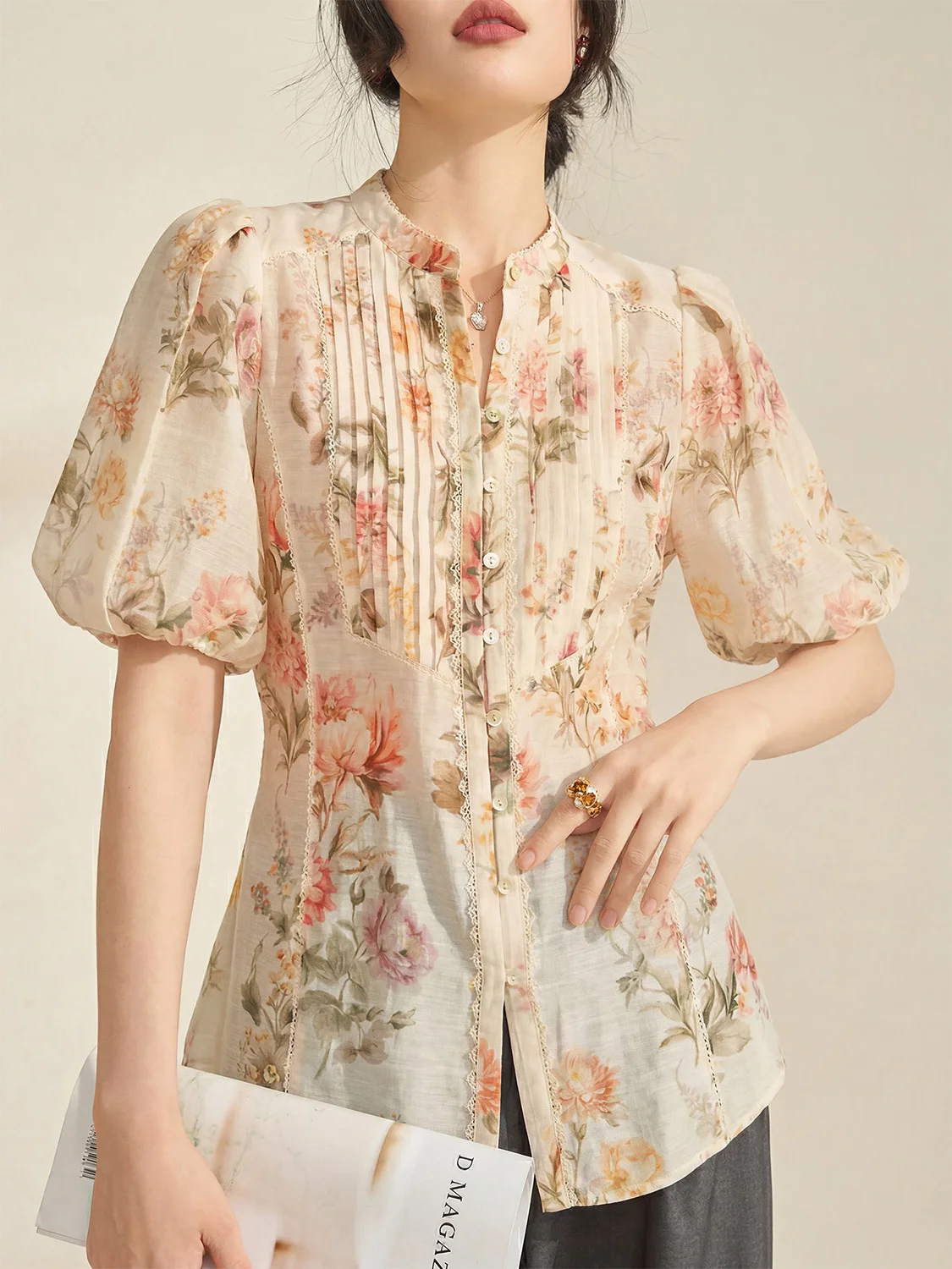 

Женская рубашка Flowing Era Commute Style с уникальным цветочным принтом, коротким рукавом, приталенная, из дышащего полиэстера, для повседневной носки.