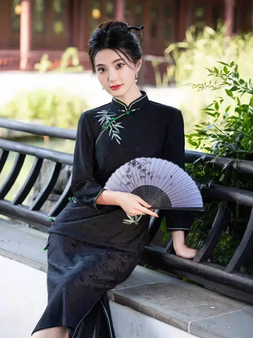 2024 Autumn New Knitted Jacquard Embroidered Medium length Cheongsam Art Retro Black Temperament Slimming Cheongsam Qipao Dress