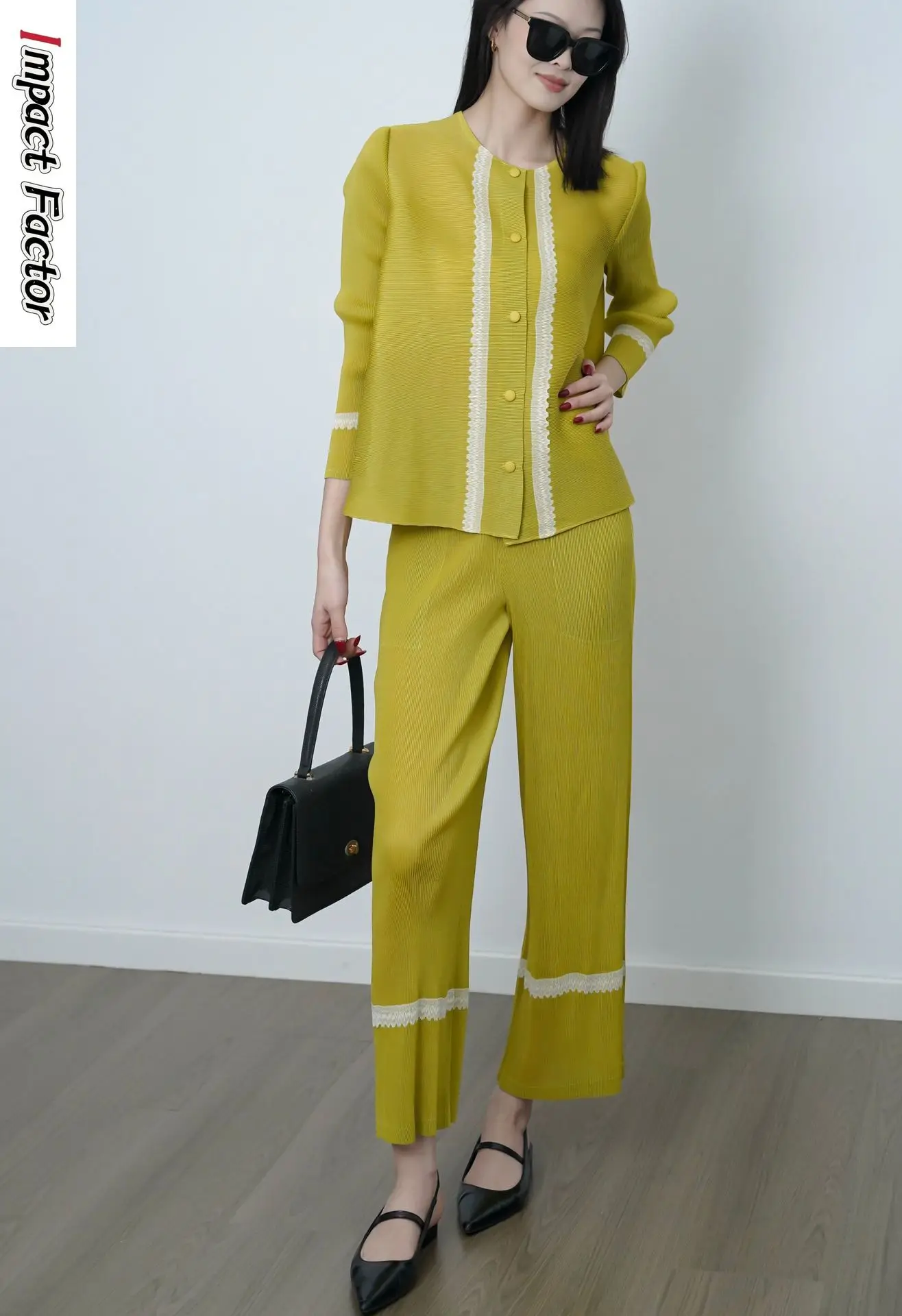 

Комплект Miyake Folds 2026: Топ с круглым вырезом и цветными вставками и свободные прямые брюки для женщин, коллекция ранняя осень