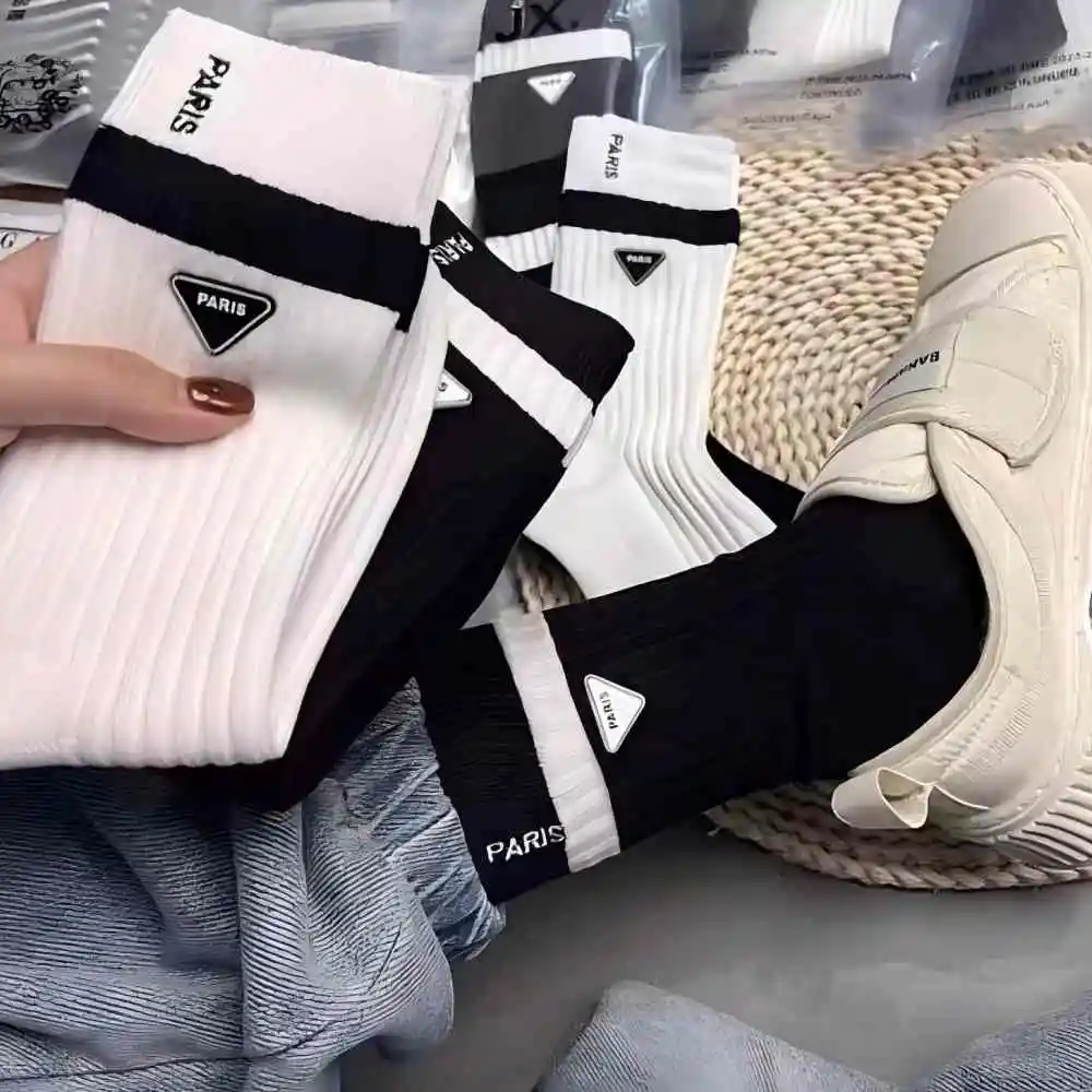 

[1/2 Pair] Embroidered letter triangle mid tube socks, classic knitted women's socks, simple black and white cotton socks, sport
