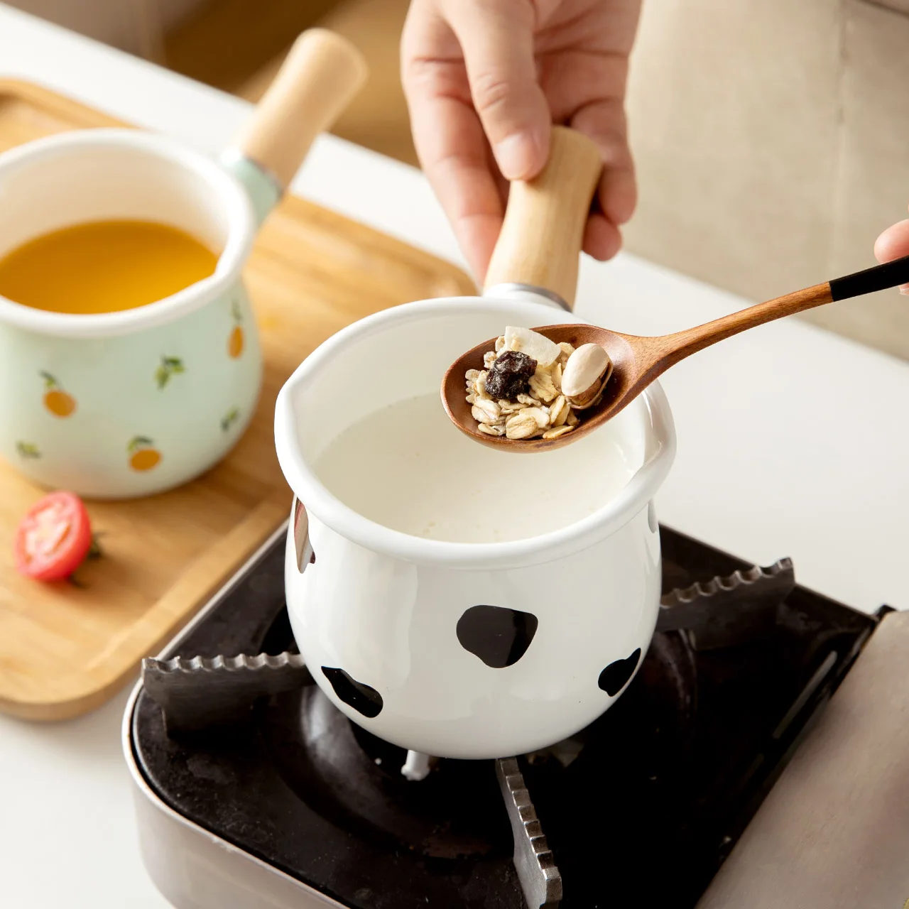 500ml Mini Enamel Coffee Milk Pot with Wooden Handle Saucepan Cookware for Baby BreakfastGas Stove Induction Oatmeal Cooking