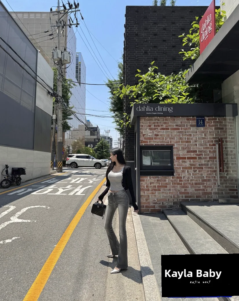 بنطلون جينز نسائي منخفض الخصر بتصميم جرس من الأسفل، لون رمادي فاتح، مغسول، متوهج، مناسب لفصلي الربيع والخريف، مصنوع من قماش ا...