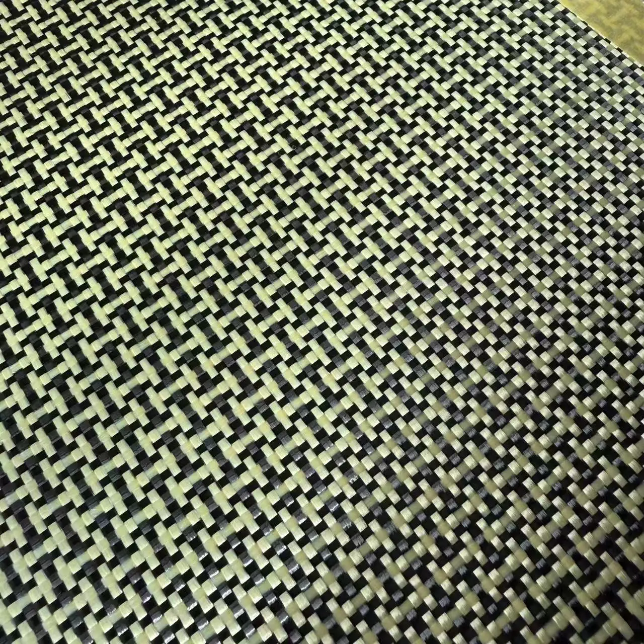 

3K 200gsm gele Kevlar aramidevezel en koolstofvezel gemengde stof 1100D 40 "/100 cm breedte Effen hybride koolstofdoek oprolbaar