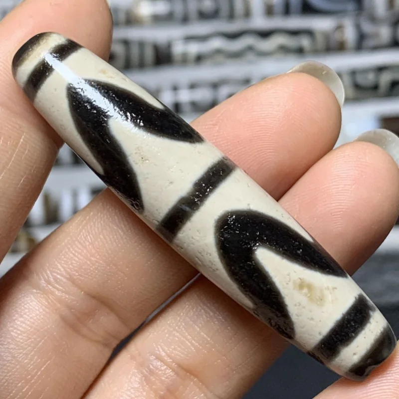 

Thing One Picture Natural Agate Genuine High-Oil Coated Pulp Black and White Double Tiger Teeth Dzi Pendant 56.6*12.5mm