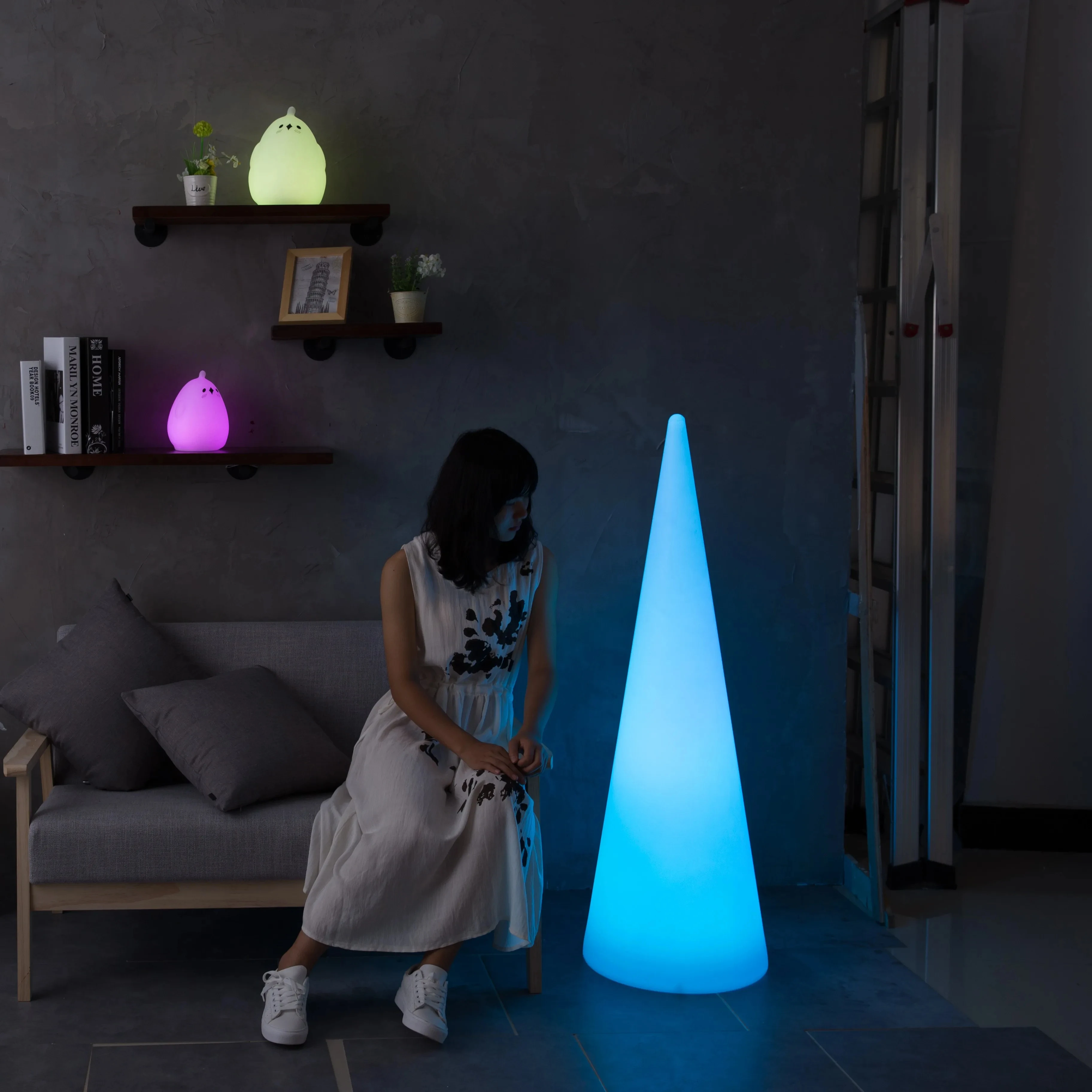 

LED Stage & Garden Landscape Light IP65 Waterproof Outdoor Furniture Floor Lamps with 16 Colors Solar Street Lights