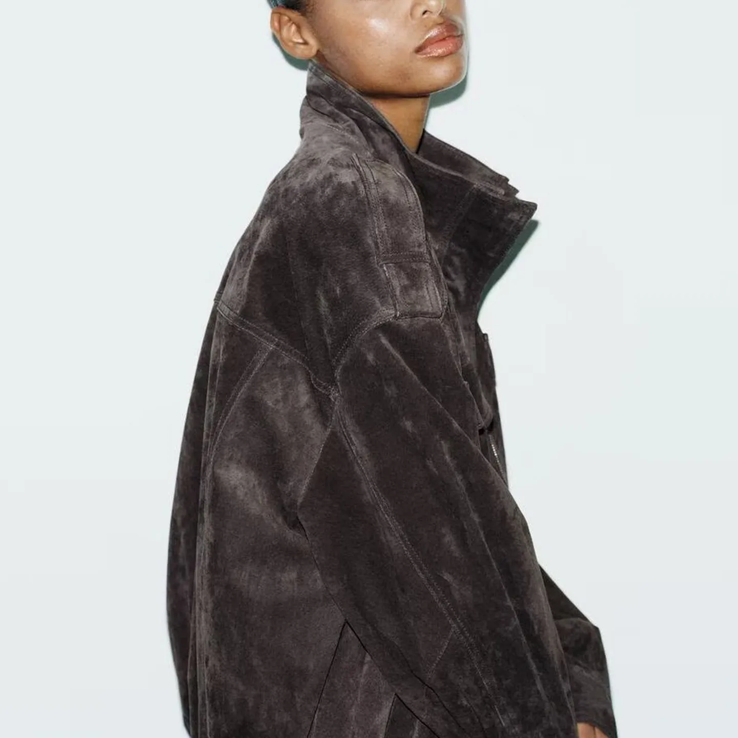 Jaqueta de Couro Versátil Fena Outono 2025, Estilo Casual, Ajuste Padrão, Manga Longa, Fechamento com Zíper, Casaco Curto