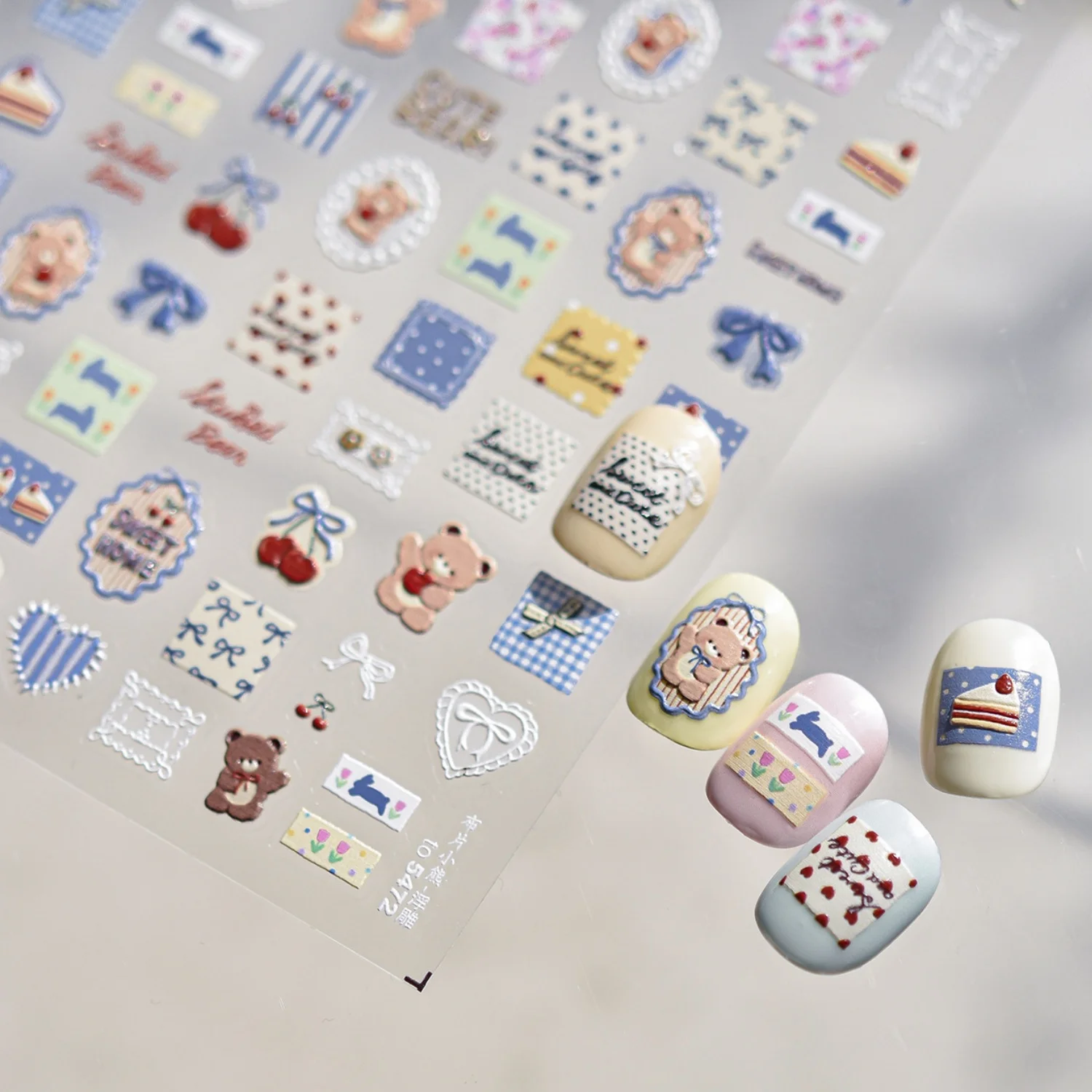 5D Lebensmittel-Cartoon Nagelaufkleber Blau Braun Welpen Bär Dessert Kirsche Gitter Punkt Rahmen Selbstklebende Niedliche Lebensmittel-Themen Nagelkunst-Sticker