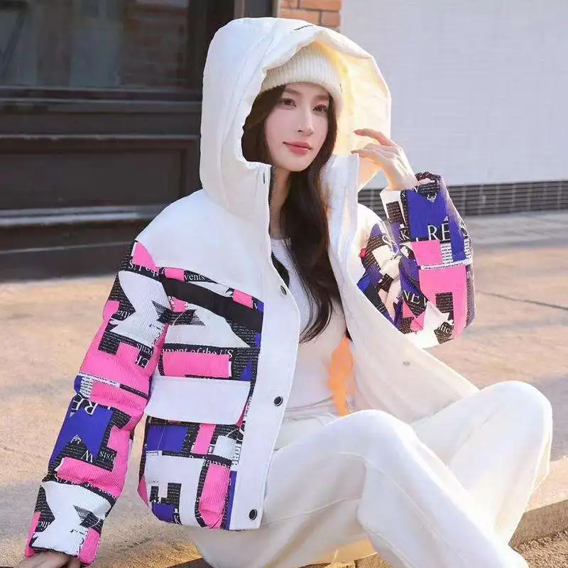 Nueva ropa de invierno para mujer, abrigo empalmado de marca a la moda con capucha, moda informal, versátil, chaqueta de plumón de pato blanca cálida, cómoda