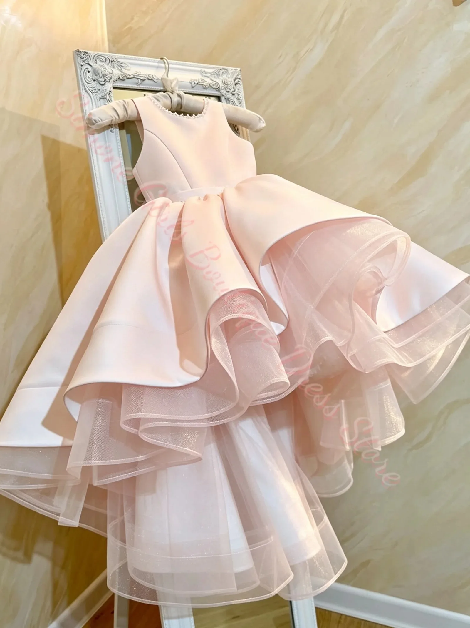 Großhandel Weißes Schleifen-Blumenmädchenkleid für Hochzeiten, Geburtstagsfeiern, personalisierte High-Low-Kleider für Kinder, Erstkommunionkleid – Detail 3