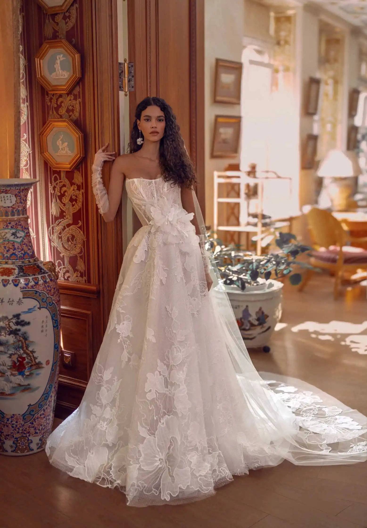 

Изысканные свадебные платья А-силуэта из тюля с многоярусными юбками, кружевными аппликациями, без рукавов, с открытой спиной, на заказ