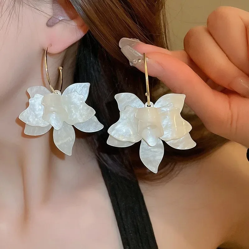 2025 nueva moda pendientes de aro de flor de resina marrón blanco para mujer pendientes de moda joyería llamativa regalos de boda para fiesta