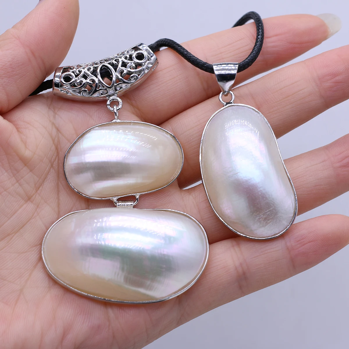 60cm Leather String Necklace Natural Freshwater Shell Necklace Irregular Egg Pendant Necklace for Women Mother-of-pearl Shell