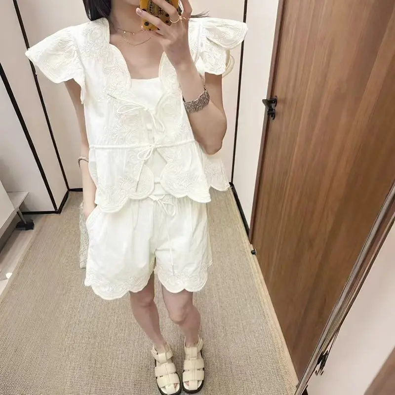 

Французский комплект из вышитой ткани с волнообразным узором: рубашка с поясом и короткие брюки для женщин, весна-лето, пастельные цвета, узор в виде лозы.