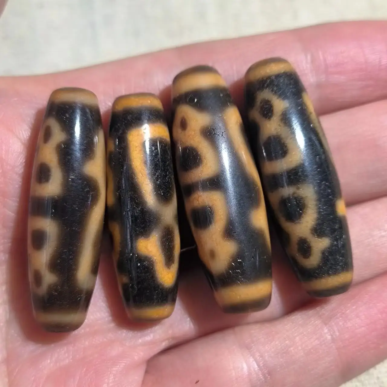 1pcs/lot natural five god of wealth pattern old agate dzi Yellow teeth Weathering lines Old material Rare breeds jewelry taki