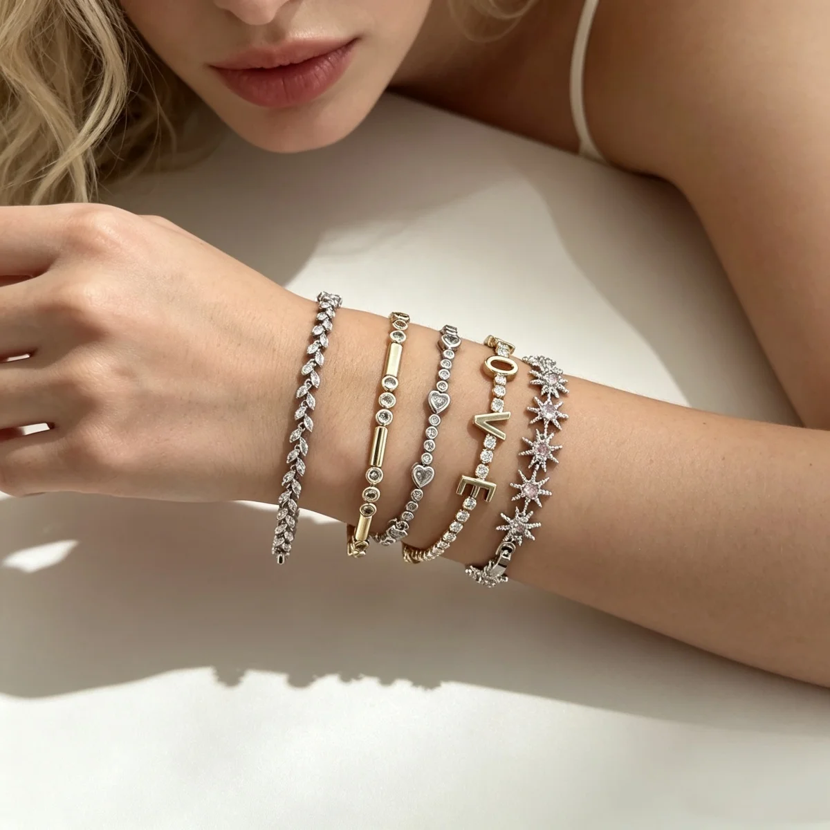 Exquisite glänzende Zirkon-Armbänder mit runden, herzförmigen, quadratischen, Weizenblatt- und Sternen-Elementen für Damen und Herren, schlichte Sonnen- und LOVE-Buchstaben-Armreifen, Schmuck. – Detail 4