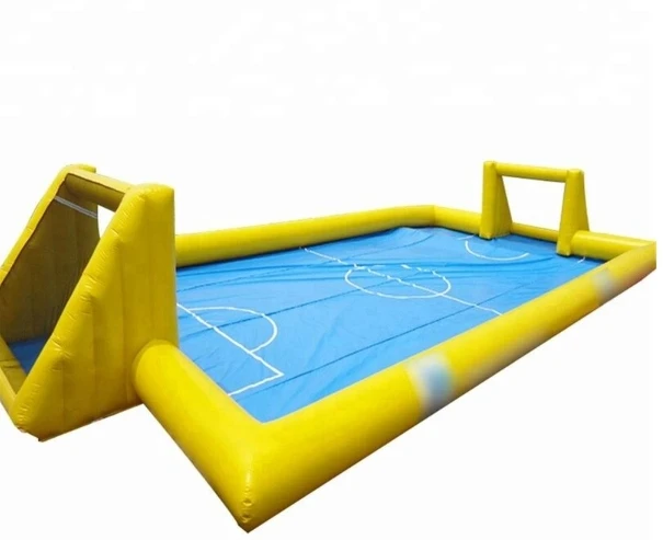 安全な屋外スポーツや遊びのために設計されたプレミアムなインフレータブルフットボールフィールド
