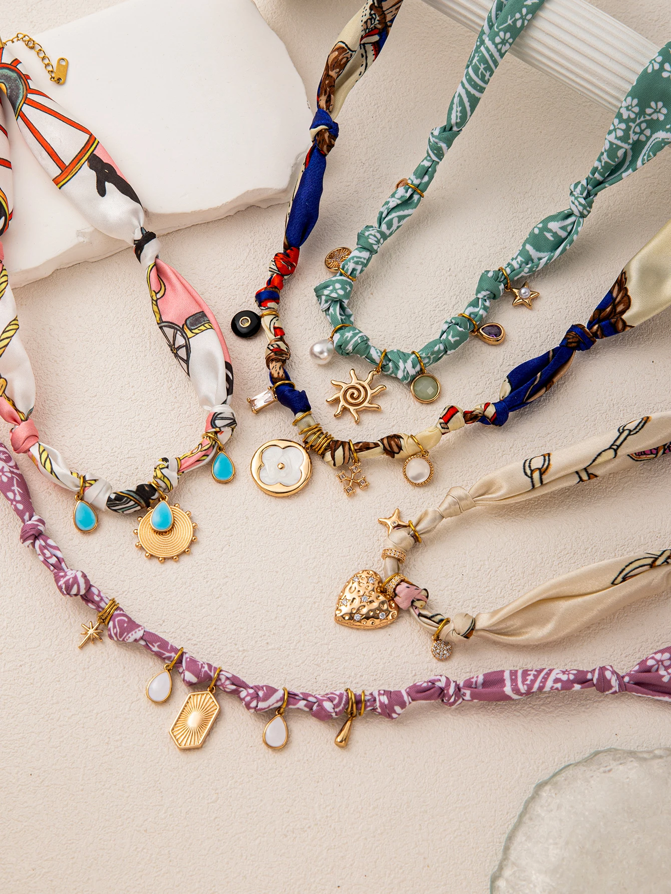 قلادة بوهيمية للنساء، قلادة قماشية مع تعليقات من الفولاذ المقاوم للصدأ مطلية بالذهب عيار 18 قيراط