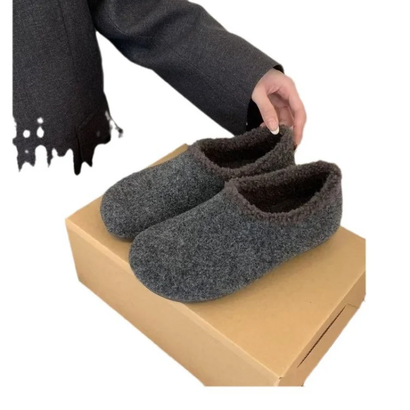 Zdjęcie 6: Szare damskie skarpety Birkenstock z imitacji futra na zimę 2025 |   Klapki wsuwane na zewnątrz |   Ciepłe kapcie domowe z podszewką z polaru