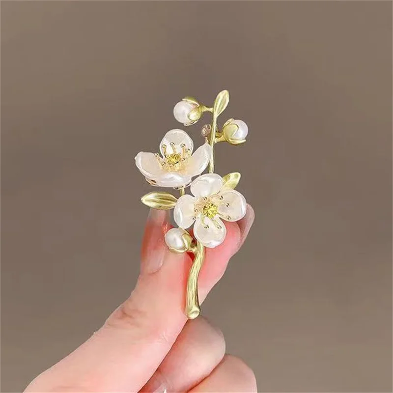 1Pc Vintage Temperament Green Jasmine Brooch For Women Plant Flower Pearl Corsage Anti-exposure Pin Accessories Jewelry Gift