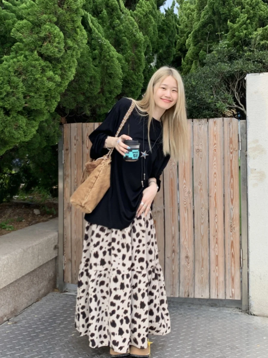 

Комплект для женщин больших размеров: черная футболка с круглым вырезом и длинными рукавами, а также юбка миди А-силуэта с высокой талией, с леопардовым принтом, в стиле кэжуал, осенний.