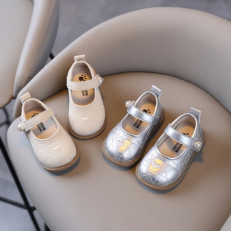 Nuevo zapato de cuero charol para bebé, calzado antideslizante para niños pequeños, zapatos de cuna beige con bordado de corazón a cuadros plateado, calzado infantil
