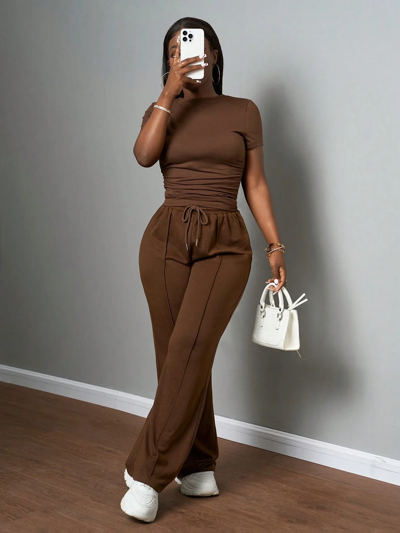

Women's Casual Solid Round Neck Short Sleeve T-Shirt And Drawstring Waist Straight Pants Two-Piece Set Brown