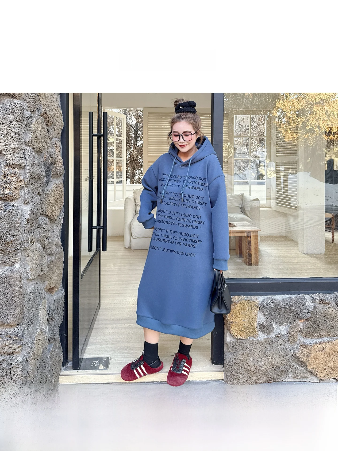 

Зимнее платье больших размеров с капюшоном, на флисовой подкладке, с буквенным принтом, в корейском стиле, свободного кроя, с завышенной талией, с длинными рукавами, для беременных