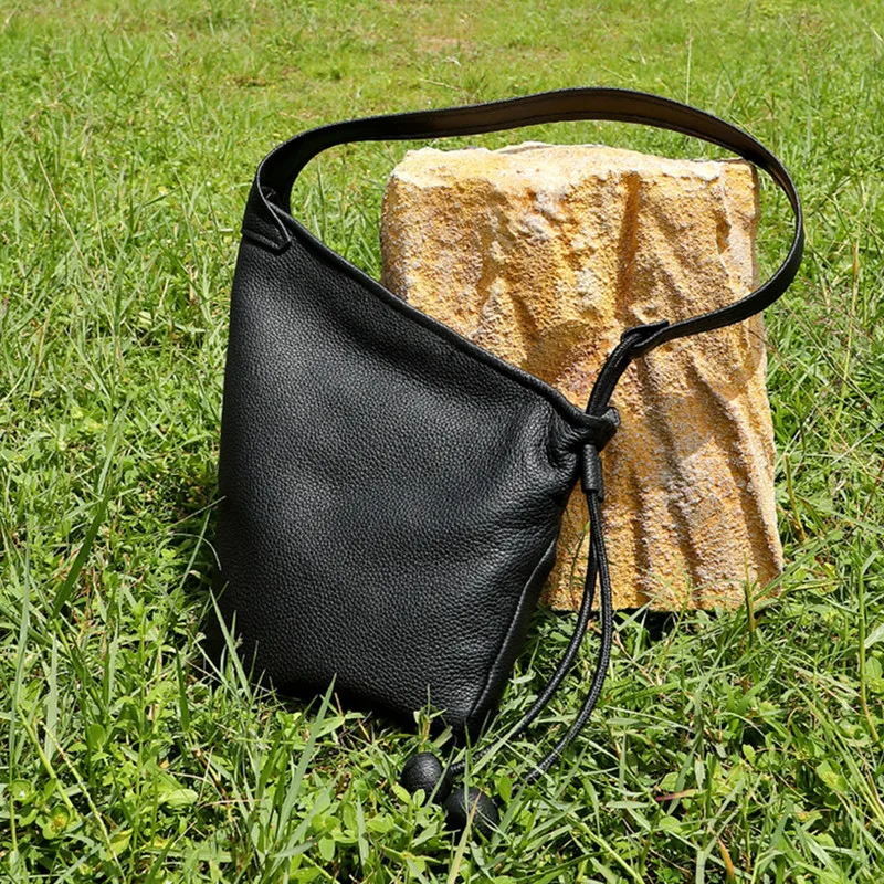 

The new genuine leather dumpling bag features a unique asymmetrical design Croissant Tote Luxury Real Leather Sheepskin Women