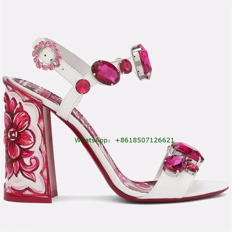 2025 Nuevas sandalias de tacón grueso con estampado rojo de diamantes de imitación, cinturón para mujer, hebilla, punta abierta, tacones altos estampados de 10cm