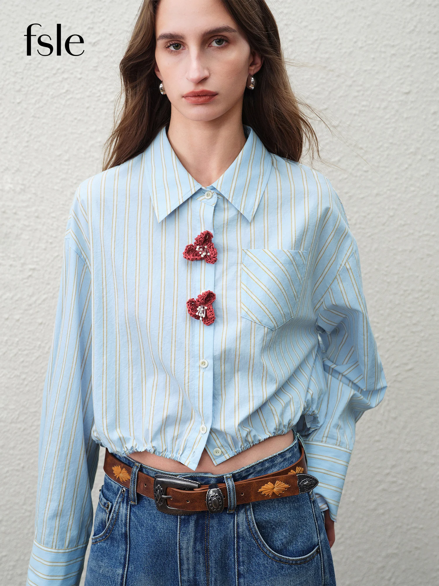

FSLE 2026 Весенняя новинка: дизайнерская женская блузка с коротким рукавом и полосками, 100% хлопок, с 3D-цветочными пуговицами