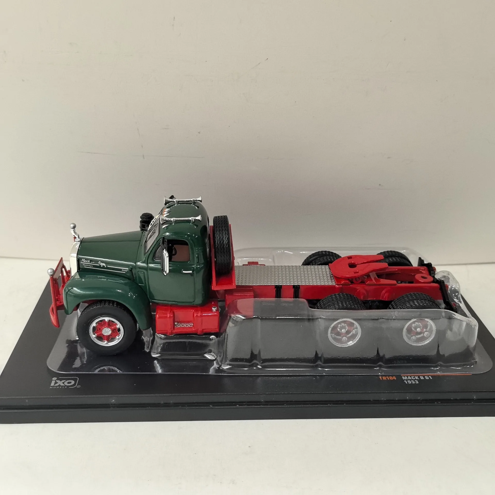 รถบรรทุก MACK B 61 ปี 1953 รุ่น Diecast IXO สเกล 1:43 ของเล่นสะสม ของที่ระลึก ของขวัญ ตกแต่งโชว์