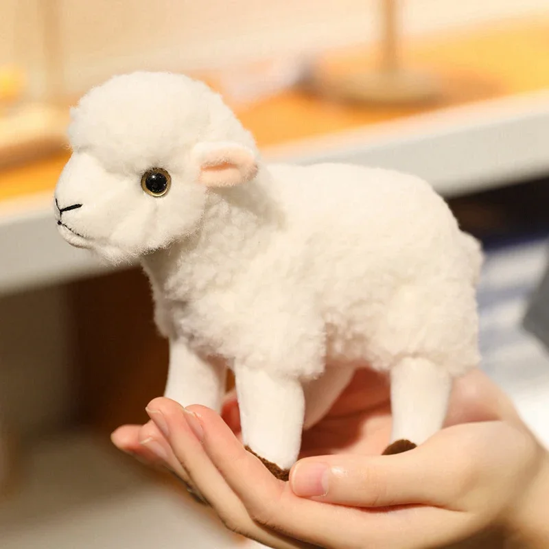 Gran oferta de juguetes de peluche de oveja realistas, colgantes de muñecos de oveja de pie de peluche suave, colgantes Keychian delicados y bonitos, decoración de bolsos